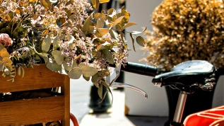 Vélo en stationnement, rempli de fleurs, symbole de livraison urbaine douce et écoresponsable