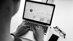 Image d'un logiciel d'entreprise sur un ordinateur, main sur le clavier : ERP / CRM